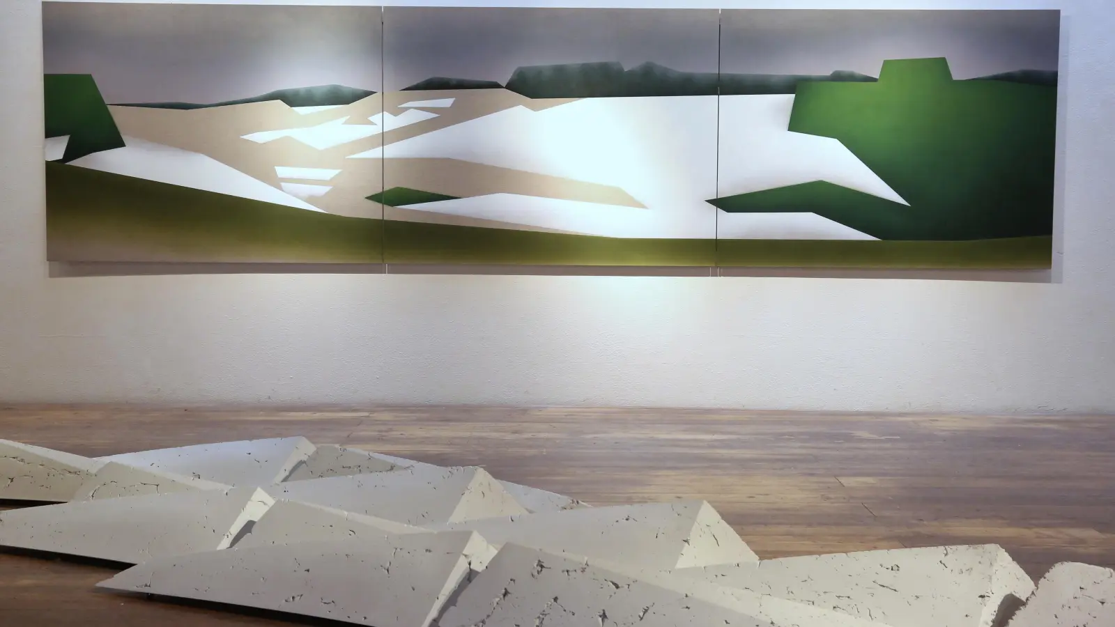 Mesata, Malerei und Objektkunst von Martin Meiswinkel, im Vordergrund das Objekt „Acker, winterlich” (Foto: Martina Kramer)