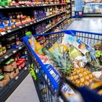 Häufig befinden sich im Supermarkt die günstigeren Produkte weit unten oder weit oben im Regal. Teurere Ware ist hingegen meist auf Augenhöhe.  (Foto: Benjamin Nolte/dpa-tmn)