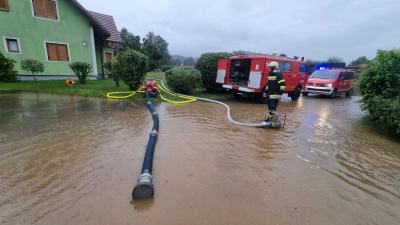 Nach starken Regenfällen ist die Feuerwehr im Bezirk Deutschlandsberg in Österreich im Einsatz. (Foto: Feuerwehren Des Bfv Deutschlands/APA/dpa)
