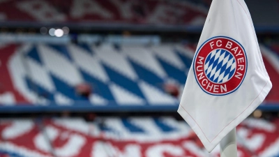 Logo des FC Bayern München in der Allianz Arena. (Foto: Sven Hoppe/dpa/Symbolbild)