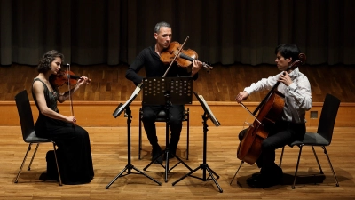 Interpretieren Beethoven-Streichtrios (von links): Alina Pogostkina, Nimrod Guez und Danjulo Ishizaka. (Foto: Thomas Wirth)