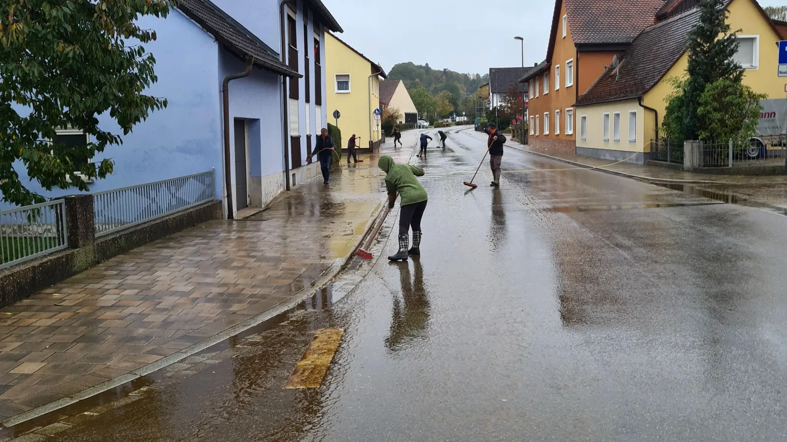 Mehrere Hundert Liter Gülle sind am Dienstag in Aurach aus einem Güllefass ausgelaufen.  (Foto: Freiwillige Feuerwehr Aurach/Nicole Göttler)