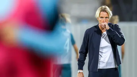 Freut sich auf das Spiel zuhause gegen Frankreich: Bundestrainerin Martina Voss-Tecklenburg. (Foto: Borislav Troshev/dpa)