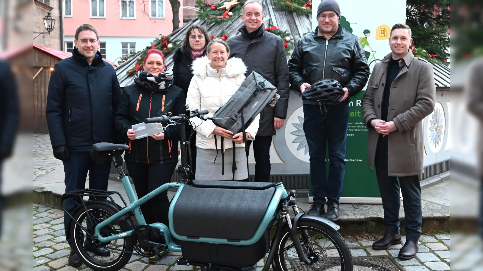 Abschluss der Aktion „Mit dem Rad zur Arbeit” (von links): Landrat Dr. Jürgen Ludwig, Gewinnerin Sabine Brandner (3. Platz), Sylke Priebe-Czadzeck (DGB), Gewinnerin Bianca Götz (1. Platz), Oberbürgermeister Thomas Deffner, Andreas Limbacher (ADFC) und Michael Surowka (AOK-Direktor). (Foto: Stadt Ansbach/Anne Ziegler)