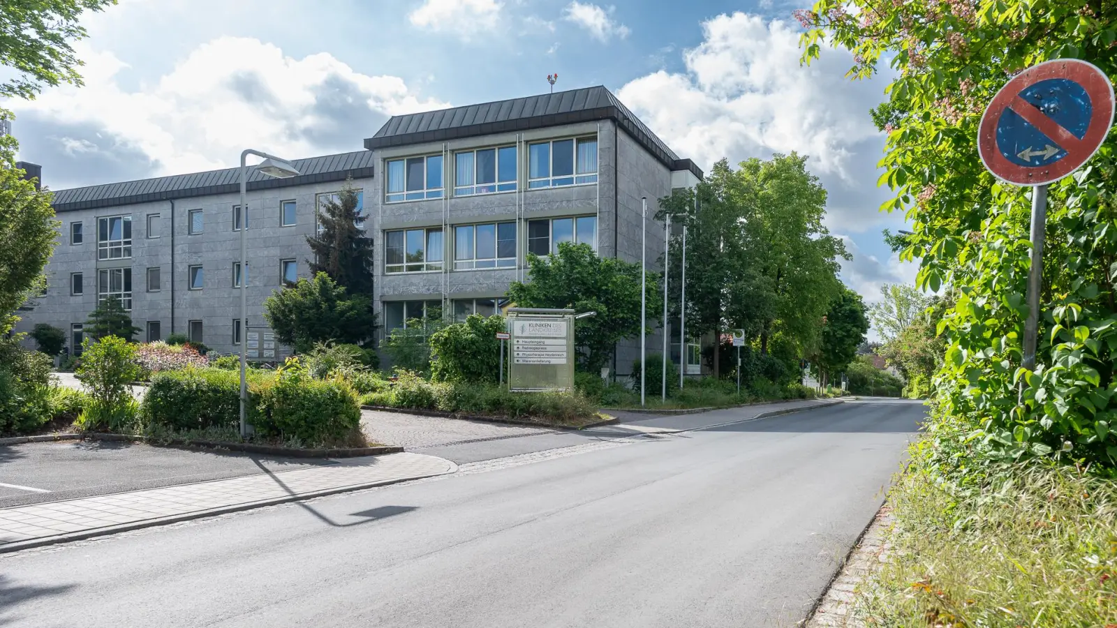 Die Paracelsusstraße an der Neustädter Klinik ist der Anfahrtsweg für Rettungswagen. Entsprechend warnte Stefan Wust davor, dort einfach eine Bushaltestelle zu installieren. (Foto: Mirko Fryska)
