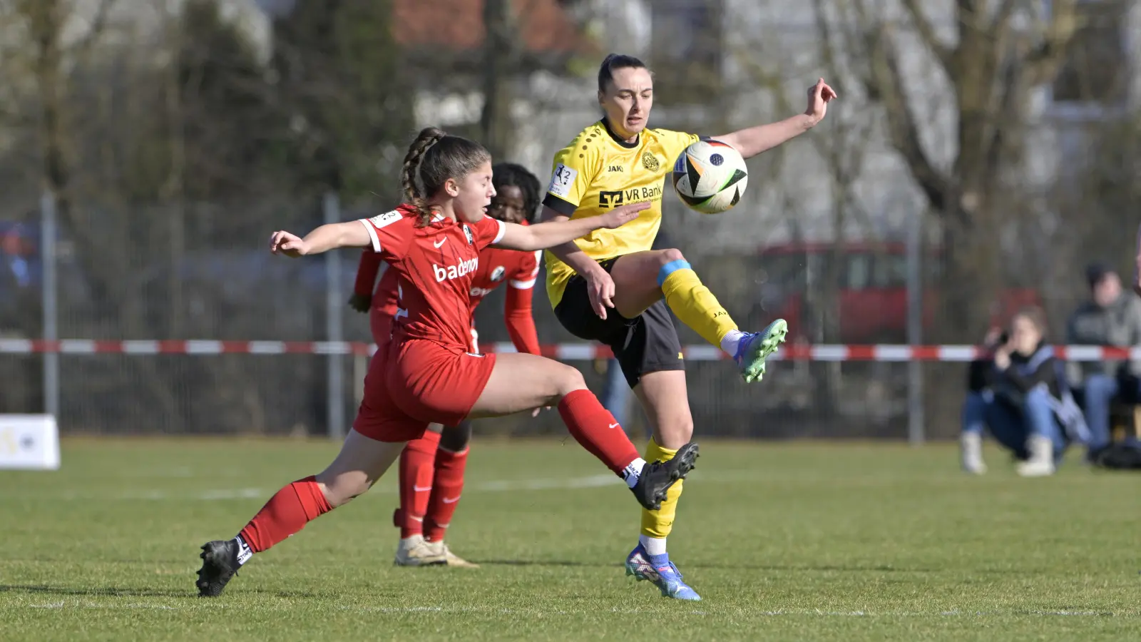 Vor zwei Wochen hatte Weinberg (in Gelb Sara Hofmann) den Vorletzten SC Freiburg II (hier Melina Heckle) zu Gast. Da gab es ein 0:0. Gegen Nürnberg wäre ein Punktgewinn schon ein Erfolg für den SVW. (Foto: Martin Rügner)