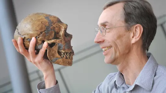 Er hat das Erbgut des Neandertalers entschlüsselt: Svante Pääbo bekommt in diesem Jahr den Medizin-Nobelpreis. (Foto: Frank Vinken For Max-Planck-Gese/digital/AP/dpa)