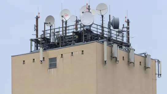 Richtfunkantennen, Fernsehantennen und Mobilfunkmasten sind auf einem alten Wasserturm in Dresden installiert. (Foto: Robert Michael/dpa-Zentralbild/dpa/Symbolbild)