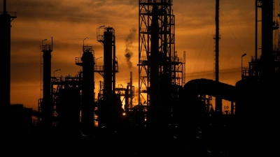 Ölpreise bleiben trotz freigegebener Reserven hoch (Archivbild). (Foto: Marijan Murat/dpa)