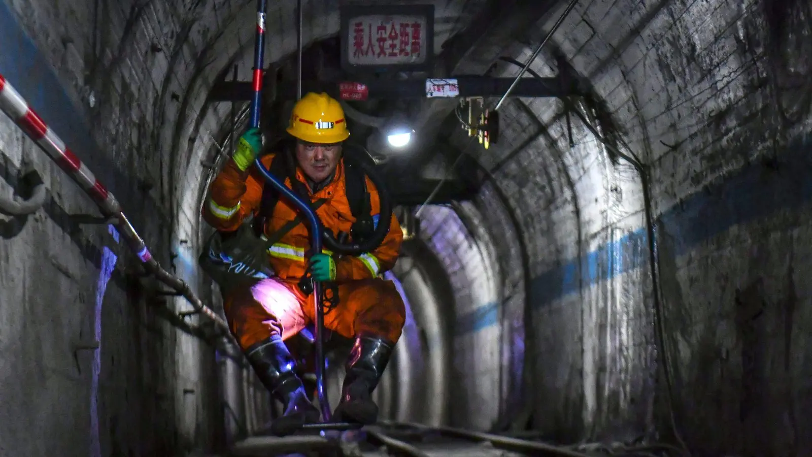 Die Rettungsarbeiten im Zuge von Chinas verheerendstem Minenunglück seit über 16 Jahren sind nach wie vor im Gange. (Foto: Cao Yang/XinHua/dpa)