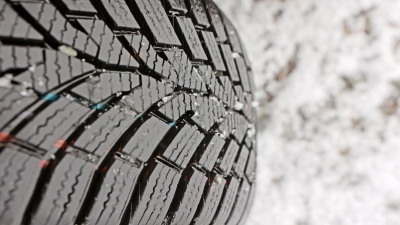 Für mehr Sicherheit: Winterreifen sollten mindestens vier Millimeter Restprofil haben. (Foto: Matthias Bein/dpa/dpa-tmn)
