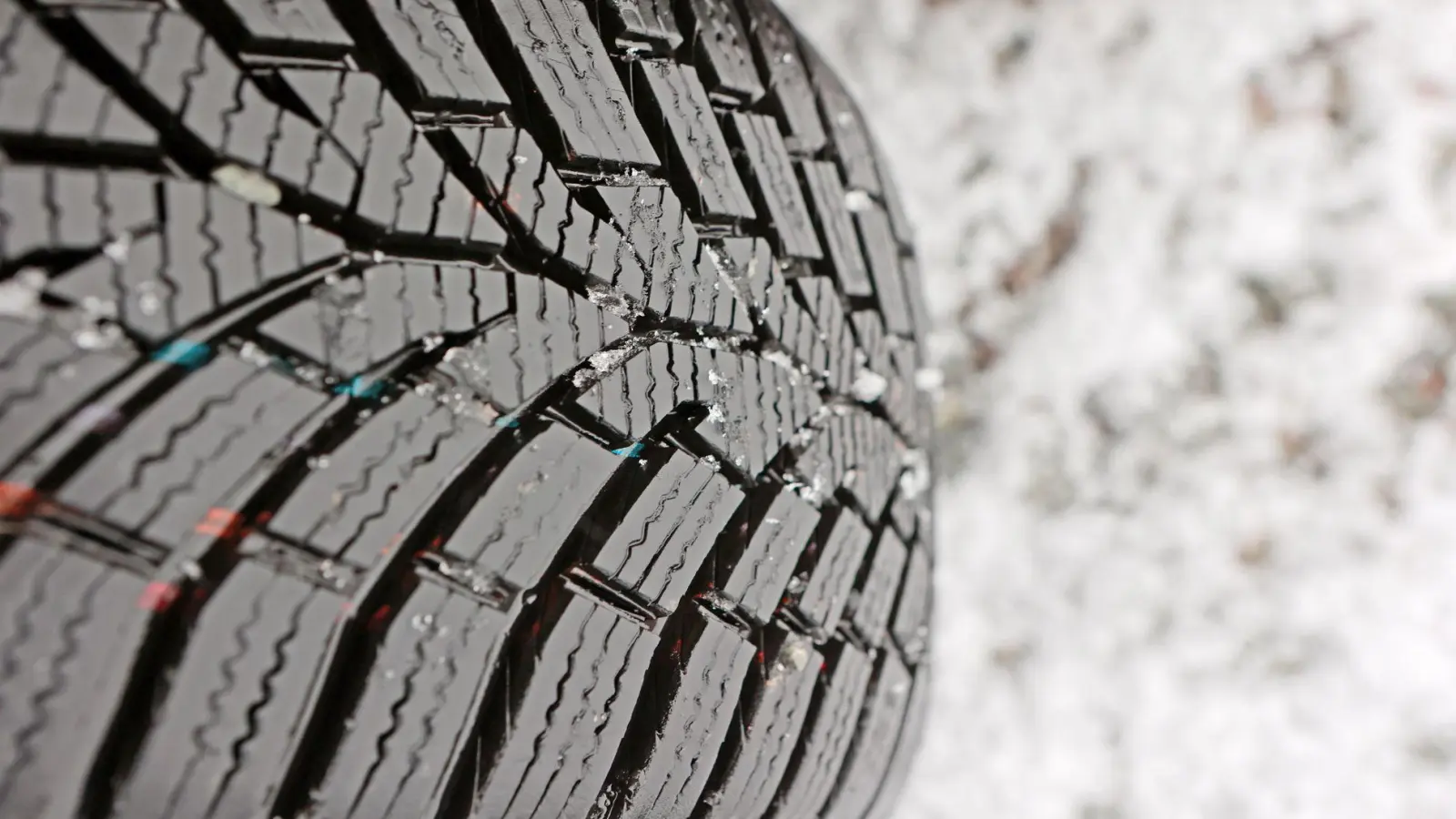 Für mehr Sicherheit: Winterreifen sollten mindestens vier Millimeter Restprofil haben. (Foto: Matthias Bein/dpa/dpa-tmn)