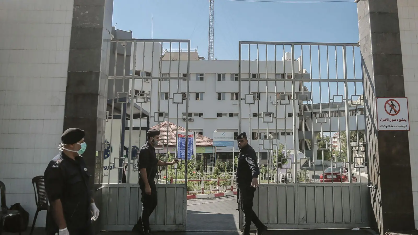 Mitglieder der islamistischen Hamas bewachen die Tore des Schifa-Krankenhaus in Gaza, das nach israelischer Darstellung auch als Hamas-Kommandozentrum diente.(Archivbild) (Foto: Mohammed Talatene/dpa)