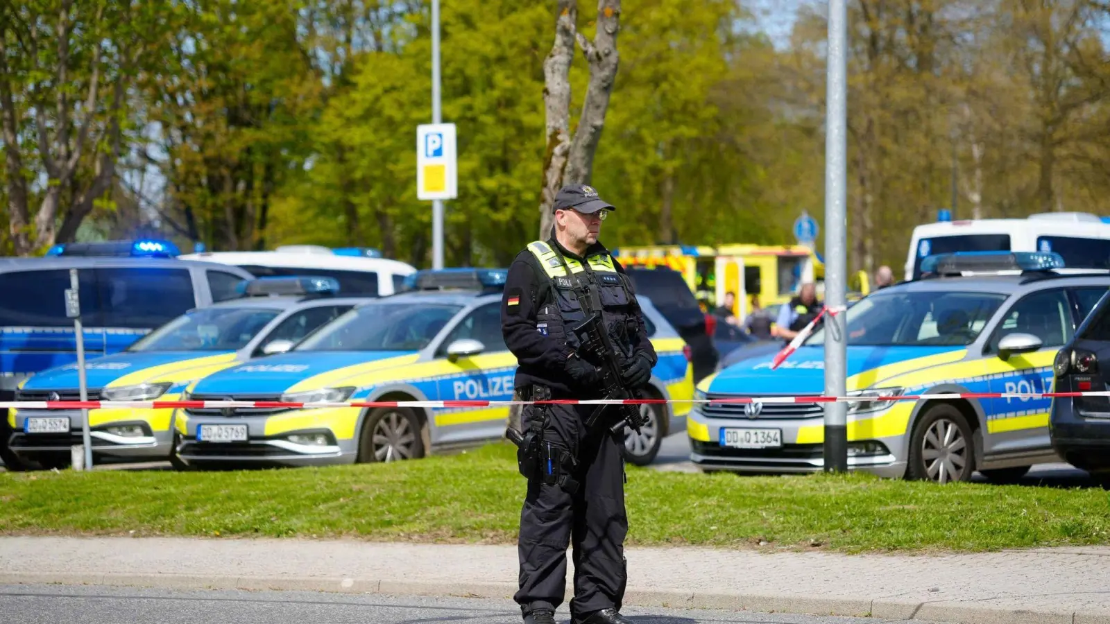 In Sachsen sind zwei Leichen und ein Schwerverletzter im Bereich eines Mehrfamilienhauses gefunden worden. (Foto: Jonas Schubert/xcitepress/jonas schubert/dpa)