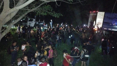 206 Menschen wurden aus einem abgestellten Lastwagen in Mexiko gerettet. (Foto: ---/INM/dpa)