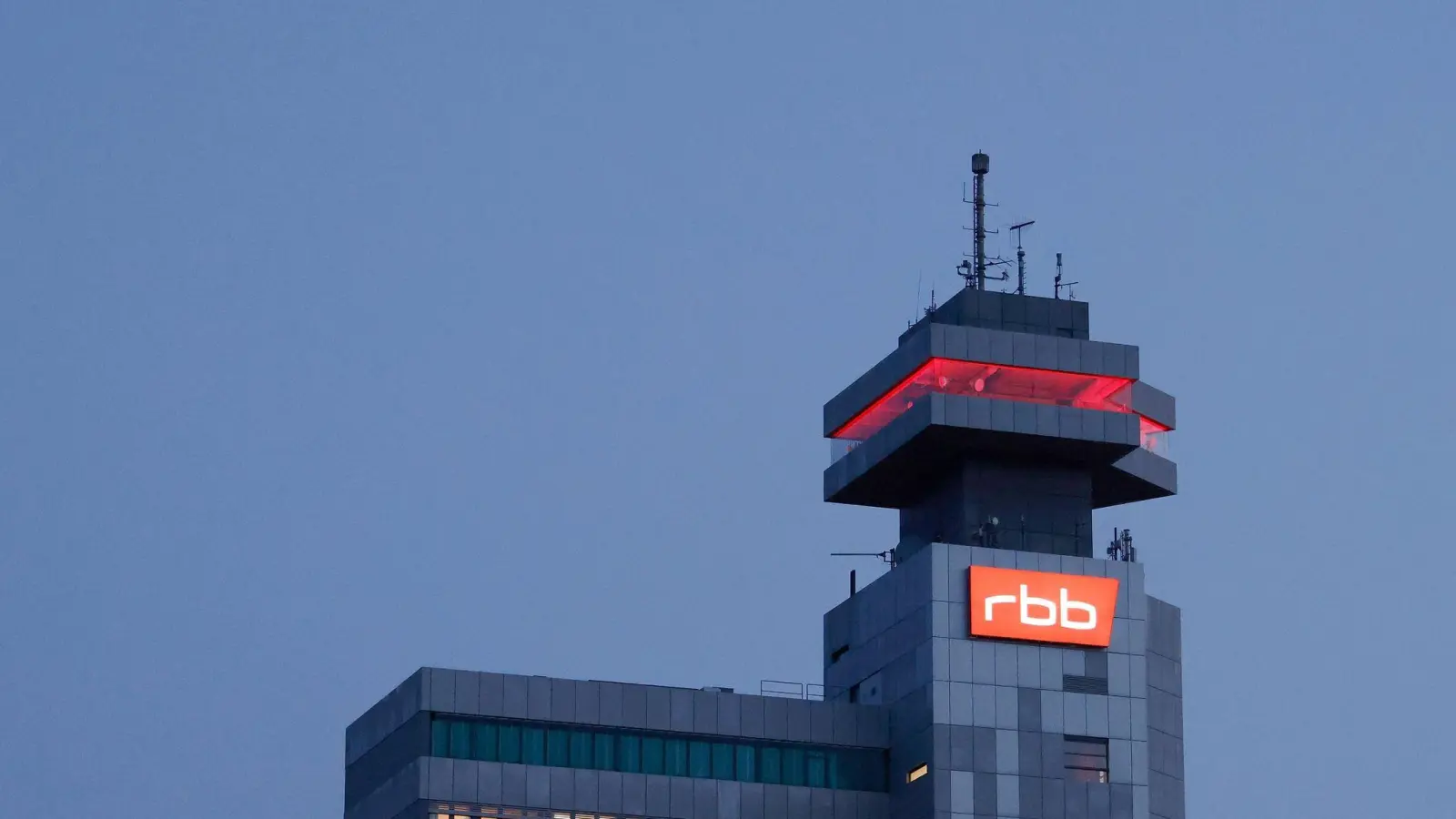 Sitz des RBB an der Masurenallee in Berlin. Der Rundfunkrat hat die RBB-Intendantin Schlesinger abberufen. (Foto: Carsten Koall/dpa)