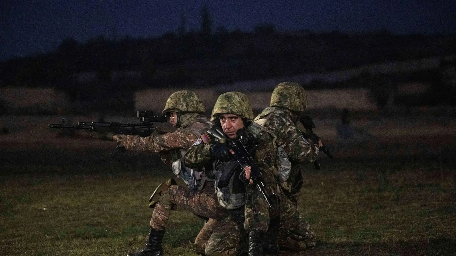 Armenische Soldaten nehmen an einer Nachtübung teil. (Foto: Hannes P. Albert/dpa)