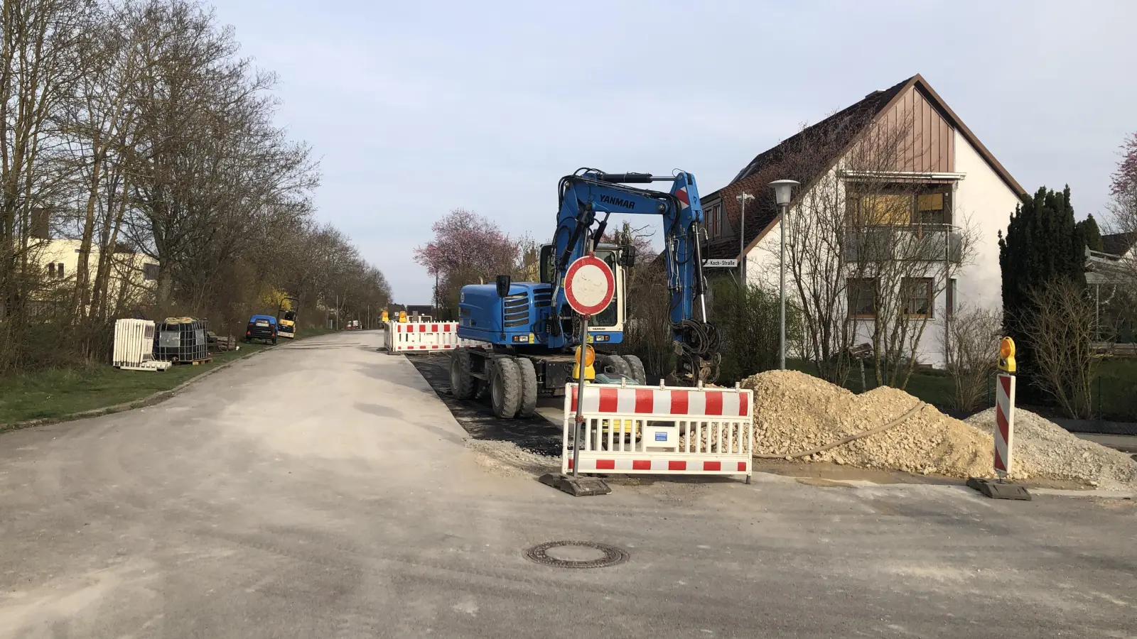 In der Leuksstraße haben die Arbeiten zur Sanierung des Wasserrohrnetzes in Bechhofen begonnen. Mit der Maßnahme verfolgt das Kommunalunternehmen das Ziel, eine einwandfreie Trinkwasserqualität und eine stabile Versorgung sicherzustellen. (Foto: Johannes Flierl)