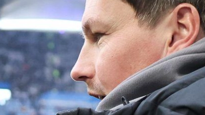 Wiedersehen: HSV-Trainer Merlin Polzin (r) begrüßt seinen einstigen Chef und heutigen Union-Trainer Steffen Baumgart.    (Foto: Christian Charisius/dpa)