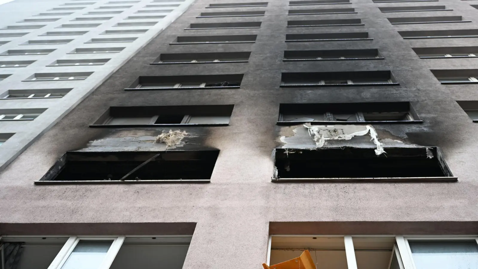 Der Qualm zog auch weit die Fassade hoch. (Archivbild)  (Foto: Markus Lenhardt/dpa)