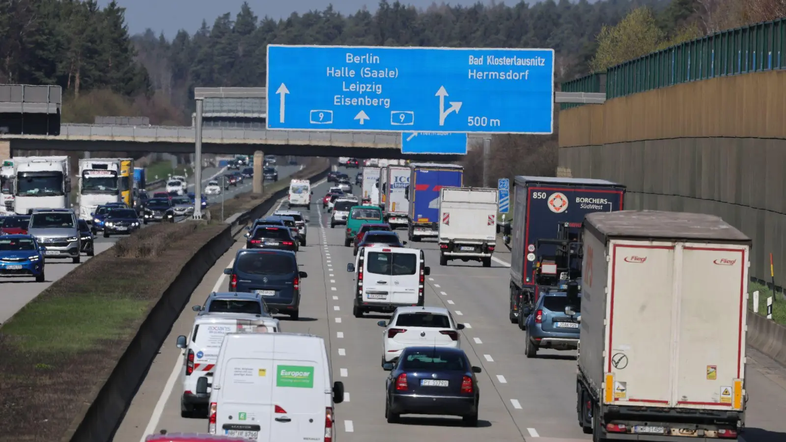 Auf vielen Autobahnen, wie hier auf der A9, herrschte am Donnerstagnachmittag reger Verkehr. (Foto: Bodo Schackow/dpa)