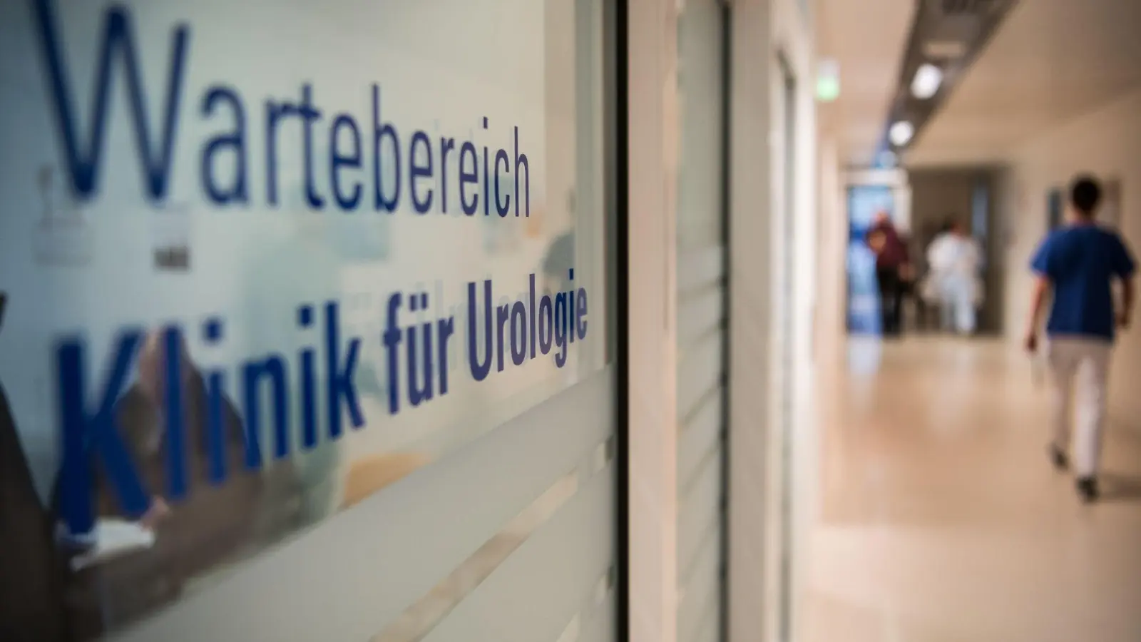 Wegen hoher Arbeitsbelastung und fehlender Wertschätzung erwägt ein Viertel der Klinikärzte in Deutschland einen Berufswechsel. (Foto: Andreas Arnold/dpa)