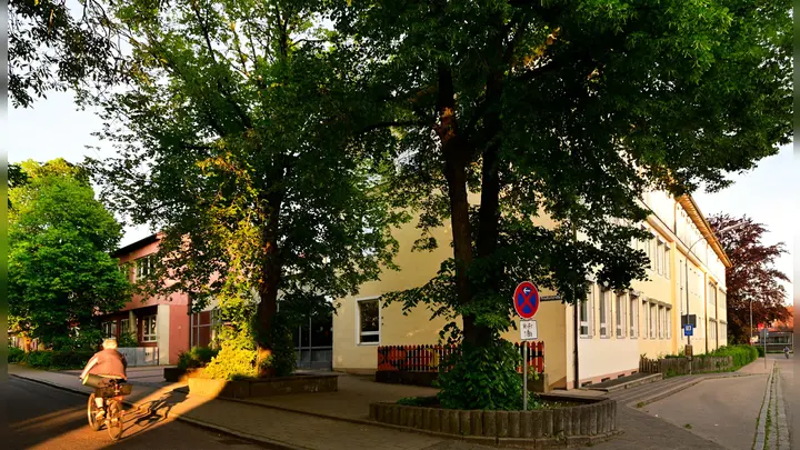 Die Grund- und Mittelschule Neuendettelsau bleibt in der Friedrich-Bauer-Straße. Nach dem Ergebnis des Bürgerentscheids ist ein Neubau am Sportzentrum vom Tisch. (Foto: Jim Albright)