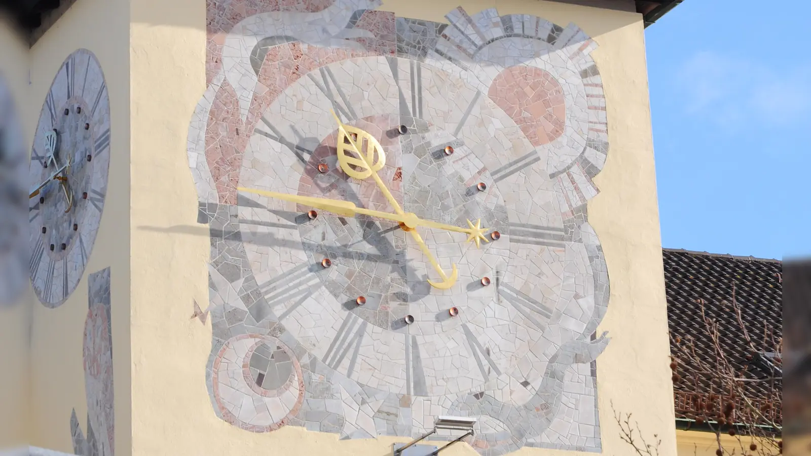 An der imposanten Uhr am Bahnhof Ansbach bleibt die Zeit immer wieder stehen.  (Foto: Jonas Volland)