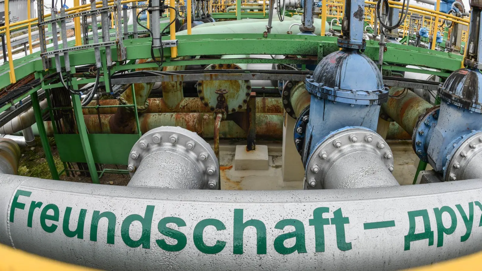 Über die Pipeline Druschba wird die Raffinerie PCK mit Öl aus Kasachstan beliefert. (Archivbild) (Foto: Patrick Pleul/dpa-Zentralbild/dpa)