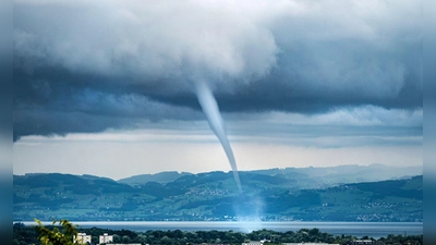 Über dem Bodensee werden immer wieder einmal Tornados registriert wie hier 2021 bei Friedrichshafen. In diesem Jahr fegte einer auch über den bayerischen Teil des Sees. (Archivbild) (Foto: Dr. Christoph Sommergruber/dpa)