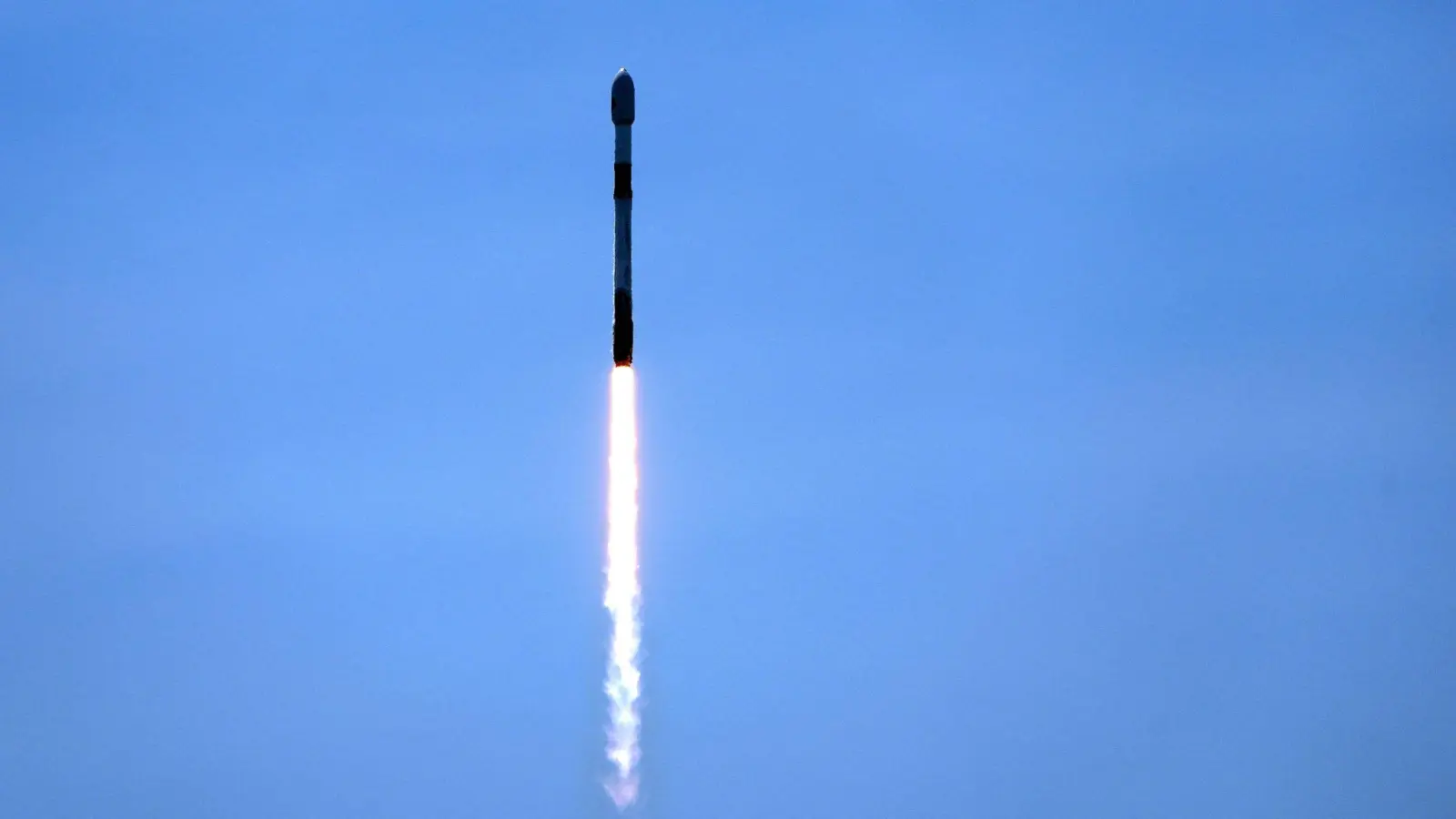 Die SpaceX Falcon 9-Rakete mit dem Weltraumteleskop „Euclid“ der Europäischen Weltraumorganisation (ESA) hebt ab. (Foto: John Raoux/AP/dpa)