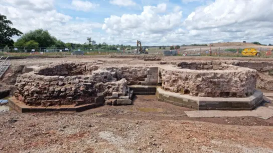 Bei Ausgrabungen für den Ausbau einer Zugstrecke haben Archäologen mutmaßliche jahrhundertealte Relikte entdeckt. (Foto: -/HS2/PA Media/dpa)