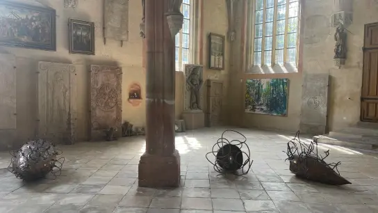 Im Kirchenraum sind schon jetzt an verschiedenen Plätzen zeitgenössische Gemälde und Objekte zu entdecken, die teils Bezug nehmen auf die historische Ausstattung des Münsters. (Foto: Lara Hausleitner)