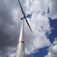 Der Bürgerwindpark Linden-Hohenroth steht gemeindeübergreifend in den Ortsteilen von Markt Erlbach und Trautskirchen. Die beiden Windkraftanlagen Vensys 136 leisten jeweils maximal 3,5 MW und sind über die Rotoren 230 Meter hoch.  (Foto: Heinz Wraneschitz)