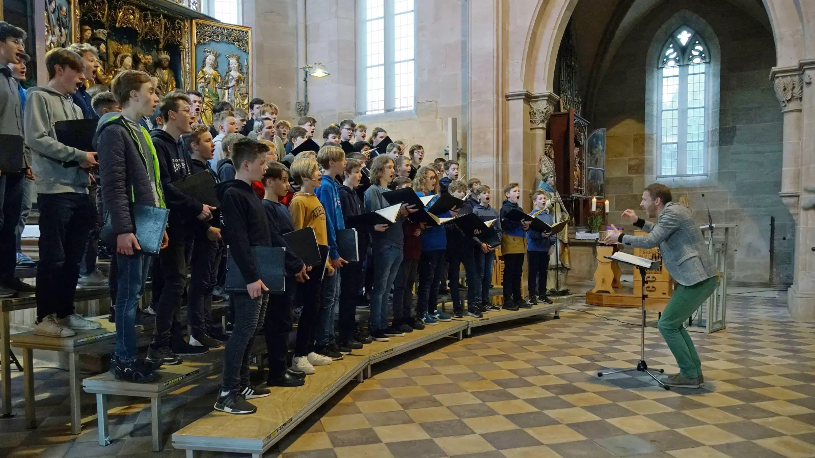 Eröffnete die 35. Geistlichen Musik im Münster Heilsbronn: der Windsbacher Knabenchor unter der Leitung von Ludwig Böhme. (Foto: Elke Walter)
