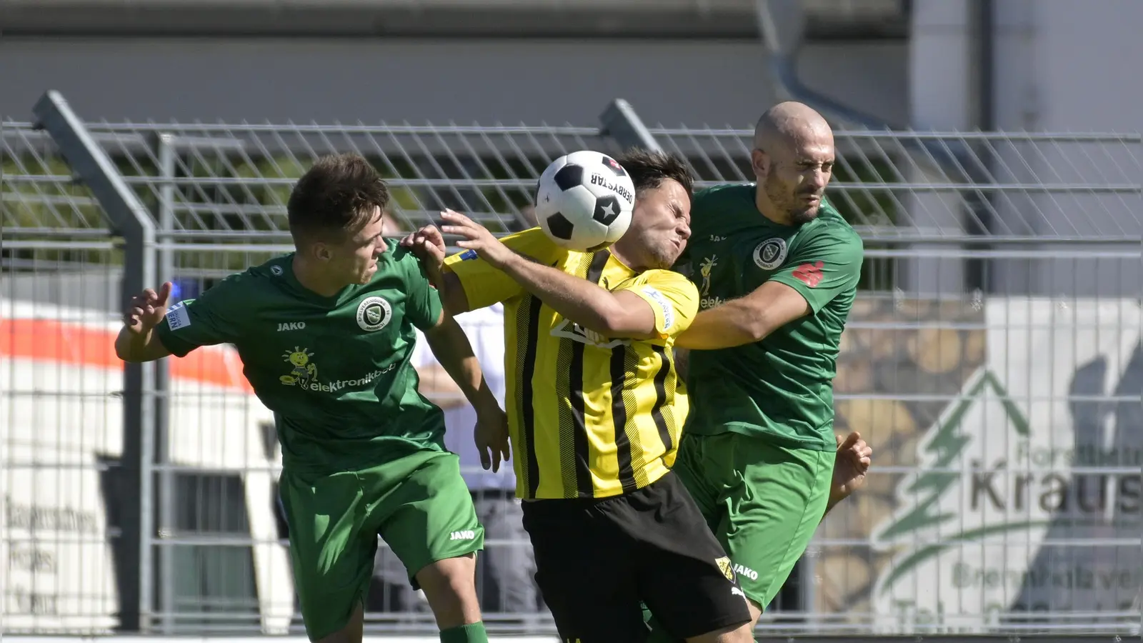 Der Vilzinger Torschütze Tobias Kordick wird von Christian Kestel (links) und Tom Abadjiew (rechts) bedrängt. (Foto: Martin Rügner)