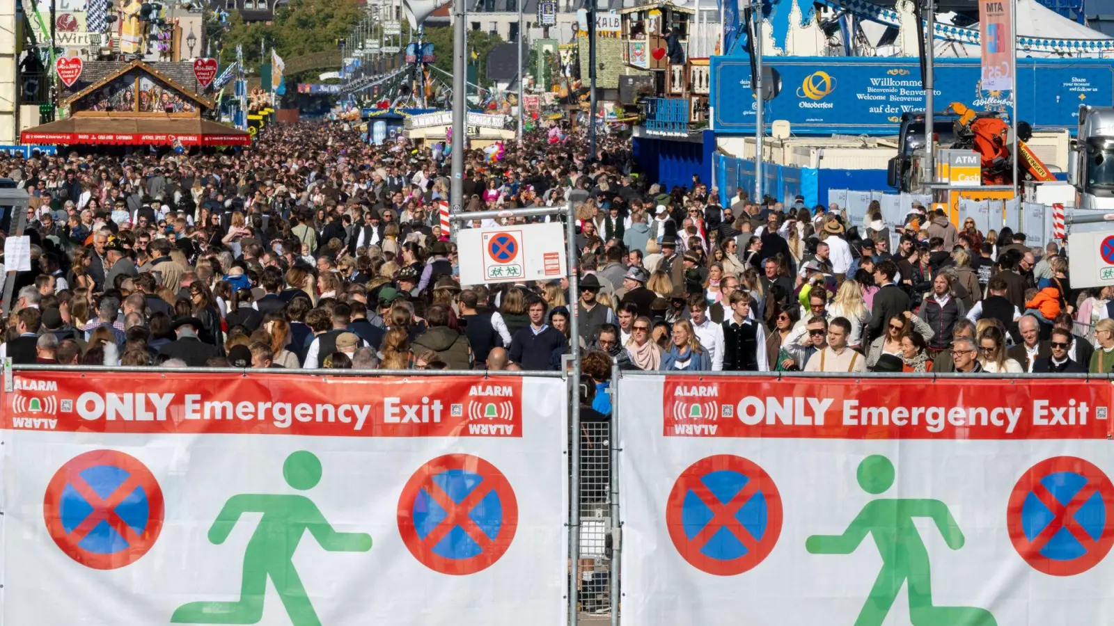 Der Andrang ist so groß, dass der Einlass zeitweise geschlossen wird. (Foto: Peter Kneffel/dpa)