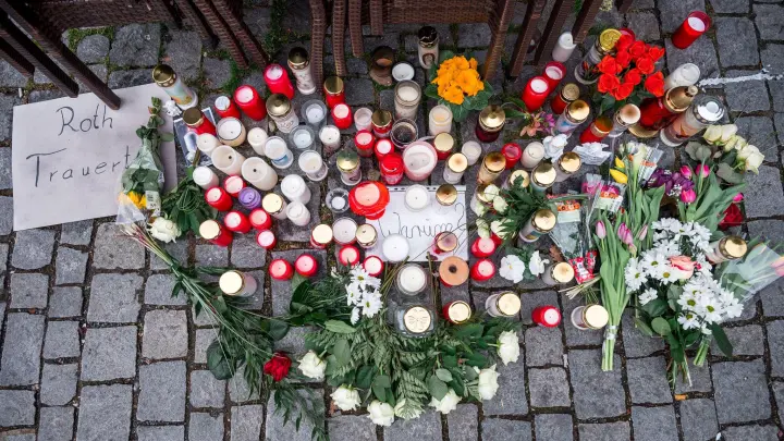 Auf dem Platz vor dem Blumengeschäft sind Blumen und Kerzen als Zeichen der Trauer niedergelegt. (Foto: Daniel Vogl/dpa)