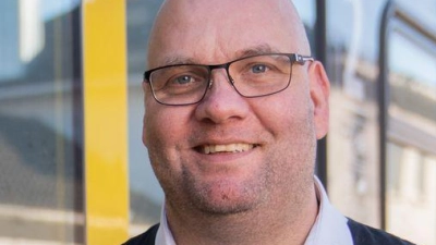 Der Zugbegleiter Ronald-Phillip Tolkiehn erhält den Preis Eisenbahner mit Herz. (Foto: Lorenz Bee/Allianz pro Schiene/dpa)