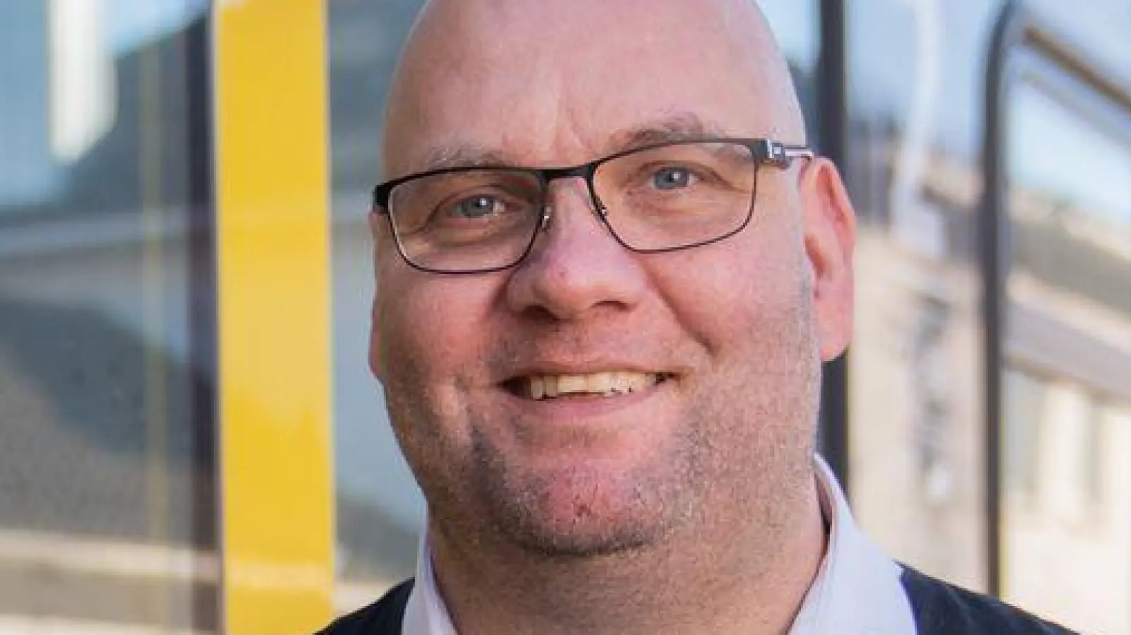 Der Zugbegleiter Ronald-Phillip Tolkiehn erhält den Preis Eisenbahner mit Herz. (Foto: Lorenz Bee/Allianz pro Schiene/dpa)