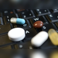 Wer Medikamente im Internet bestellen will, wirft vorher lieber einen Blick ins Impressum der Internetseite.  (Foto: Franziska Kraufmann/dpa/dpa-tmn)