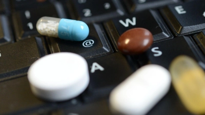 Wer Medikamente im Internet bestellen will, wirft vorher lieber einen Blick ins Impressum der Internetseite.  (Foto: Franziska Kraufmann/dpa/dpa-tmn)