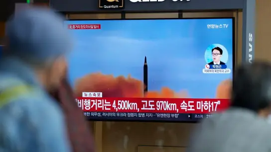Ein Fernsehbildschirm im südkoreanischen Seoul zeigt eine Nachrichtensendung über den nordkoreanischen Raketenstart. (Foto: Lee Jin-Man/AP/dpa)