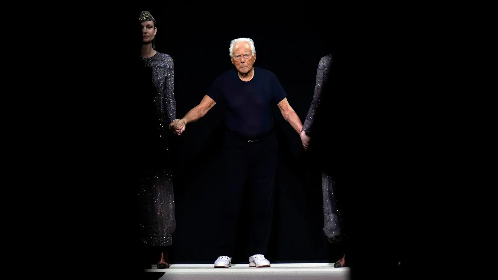 Mit einer Zeitungsanzeige verspricht Armani: „Wir sehen uns im September“. (Archivbild) (Foto: Luca Bruno/AP/dpa)