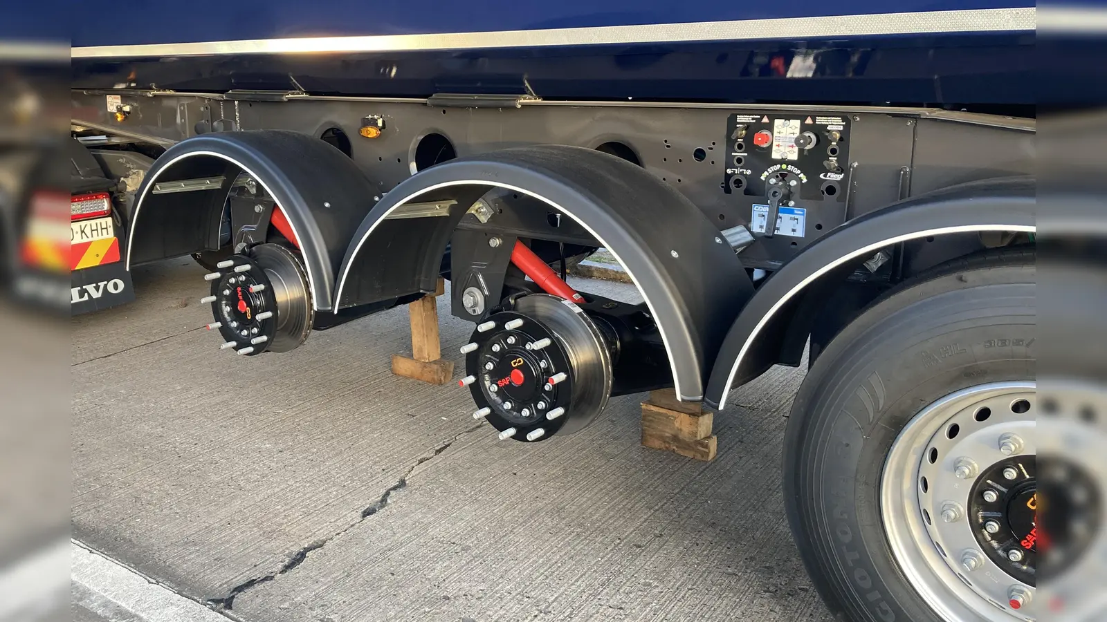 So wie bei diesem Lastwagen bei Aurauch Mitte April wurden an Pfingsten in Ansbach die Räder eines Autos geklaut. (Foto: Florian Pöhlmann)