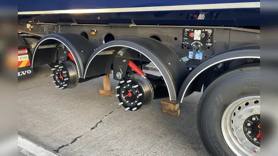 Schneller "Reifenwechsel": Nagelneue Räder wurden bei diesem LKW über Nacht abgeschraubt. (Foto: Florian Pöhlmann)