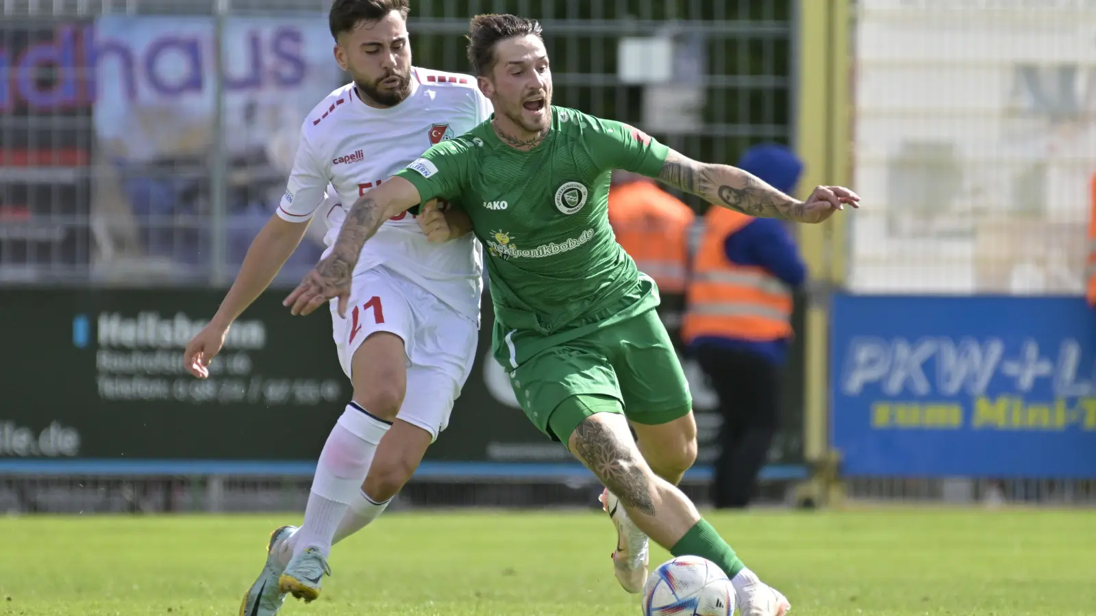 Der Ansbacher Michael Belzner (rechts, hier im Hinspiel mit dem Münchner Mert Sahin) hat seinen Vertrag verlängert. (Foto: Martin Rügner)