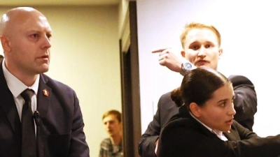 Mitten während der Veranstaltung brach plötzlich Chaos aus. (Foto: Tom Brenner/AP/dpa)