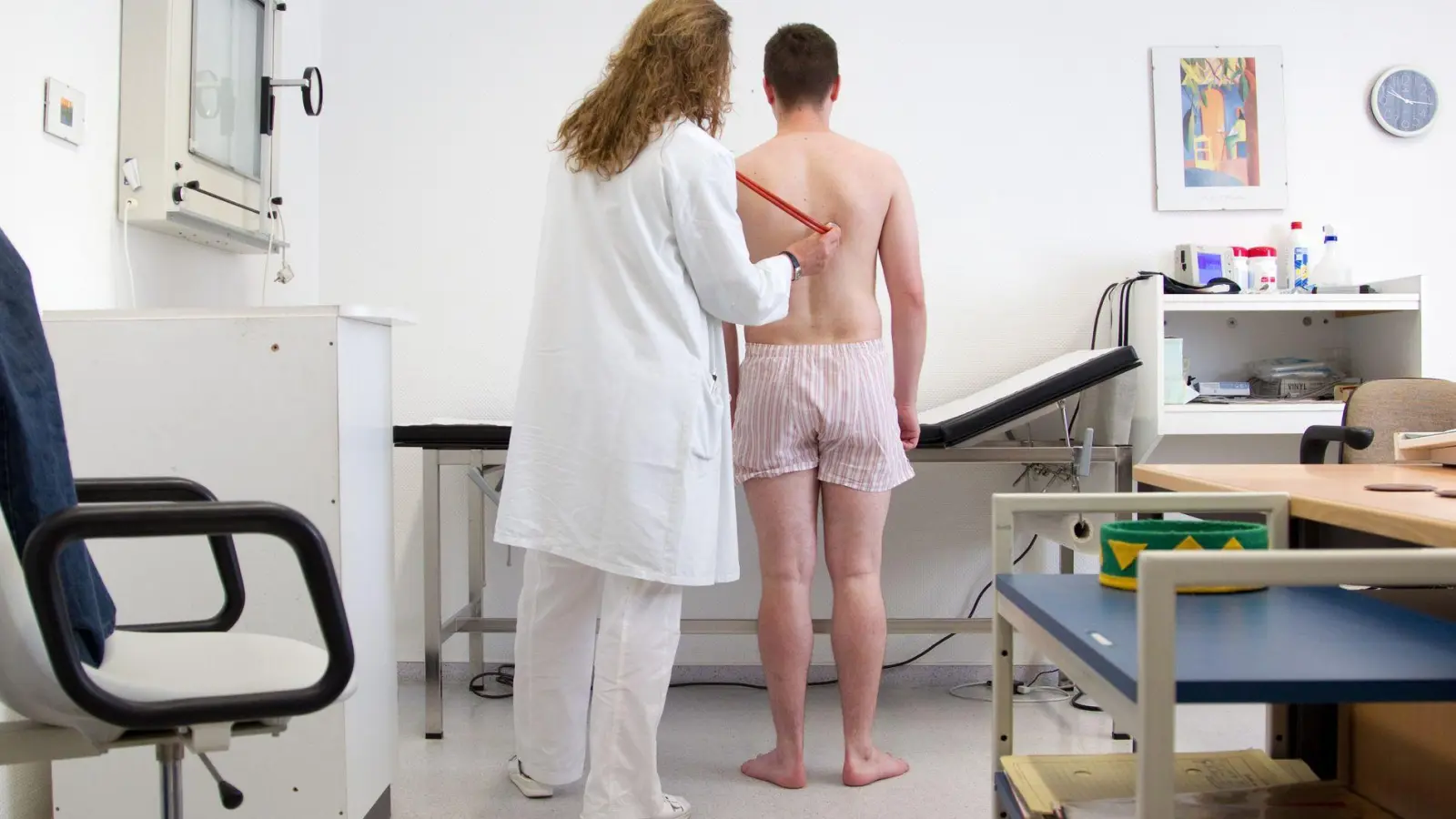 Ab 2026 sollen alle jungen Männer ab Jahrgang 2008 zu einer Musterung eingeladen werden: Die gesundheitliche Eignung wird dabei geprüft. (Foto: Friso Gentsch/dpa/dpa-tmn)