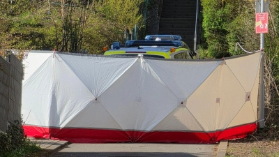 Ein 22-Jähriger ist in der Nacht bei dem Einsatz gestorben. (Foto: Kevin Schößler/dpa)